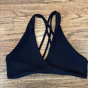 Sleek Black Cross-Back Sports Bra